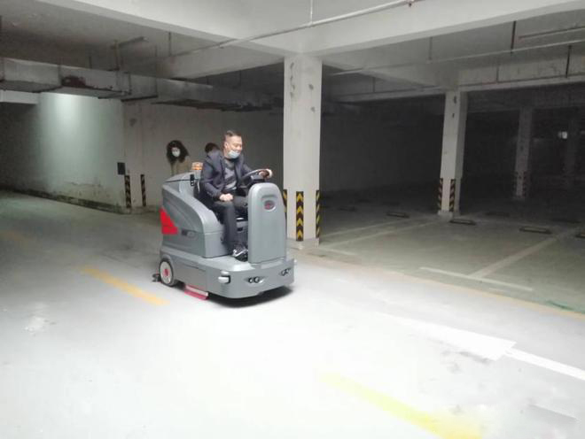 上饶小区物业保洁不用人力改用驾驶式洗地机了
